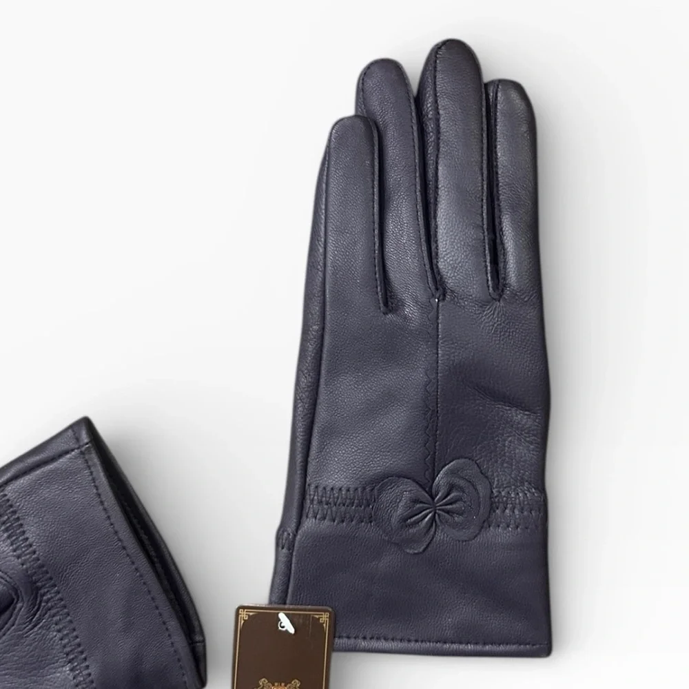 W.L.M. Women’s Leather Lined Gloves Bow Detail Purple NWT